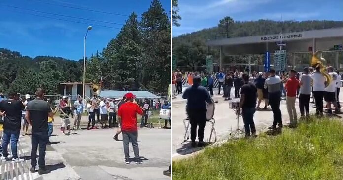 ¡Que suene la banda! Los Recoditos ponen a bailar a personas varadas en la Mazatlán-Durango