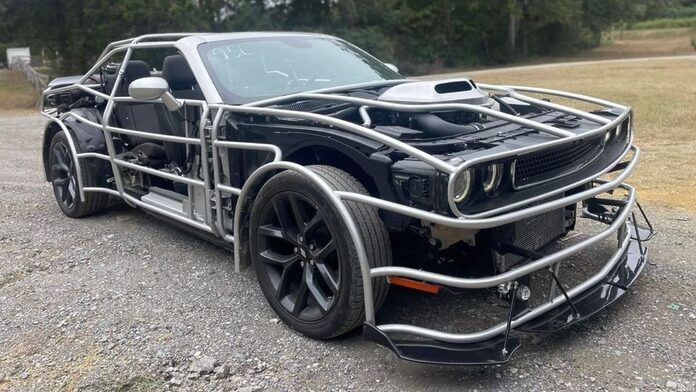 Cuando llueve, te puedes meter en el coche para protegerte. No si tienes este Dodge Challenger sin carrocería