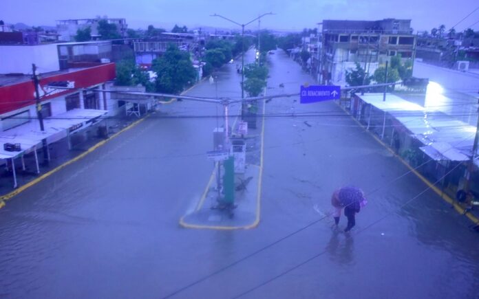 Por huracán ‘John’, CFE deja sin luz a más de 18 mil usuarios en Acapulco, Guerrero