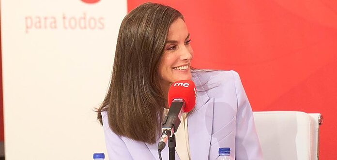 Por qué la reina Letizia es tan feliz ante los micrófonos: todo lo que pasa cuando a ser periodista en la radio