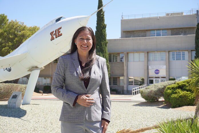 El director del proyecto de la NASA honra el impacto de la madre