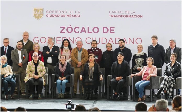 Clara Brugada arranca audiencias ciudadanas en el Zócalo; “se les va a atender a todos, de manera pareja y sin influyentismo” | El Universal