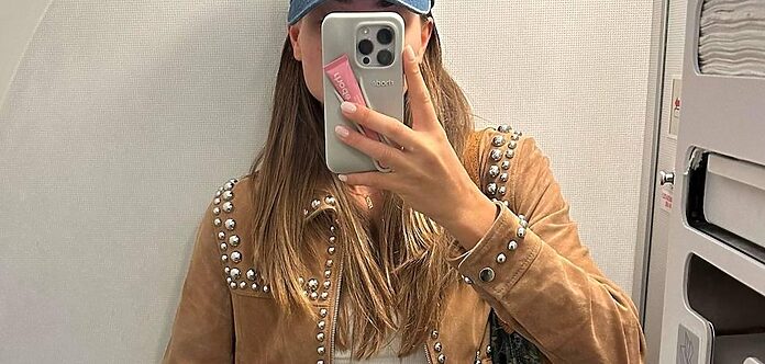 Chaquetas con tachuelas, las favoritas de las influencer para ir moderna y chic con vaqueros