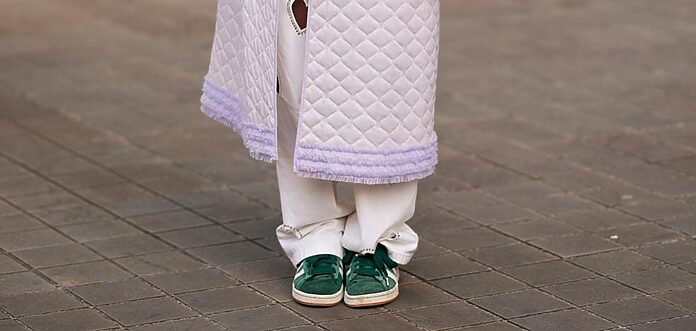 Lo dice el street style: las sneakers protagonizan los looks más originales y rejuvenecedores de la temporada