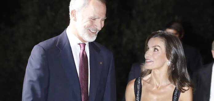 Letizia sorprende en el Premio Planeta con un look de gala con tirantes: estrena vestido negro de Carolina Herrera