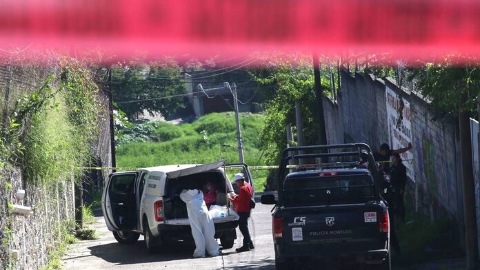 Pareja de motociclistas abandona el cuerpo de un bebé recién nacido en un terreno baldío en Chimalhuacán