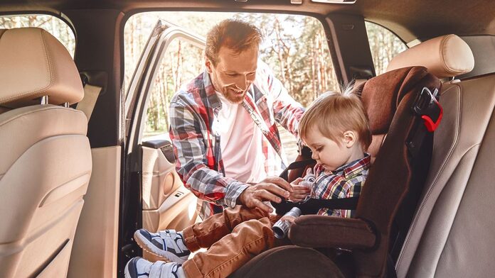 El peligro de las plataformas digitales de compraventa: venden sillas de niños ilegales