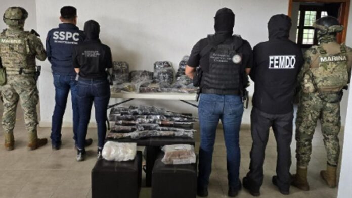 Como resultado de la coordinación del Gabinete de Seguridad, se realizaron dos allanamientos en Chiapas donde se aseguraron armas, municiones y aparente droga.