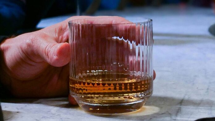 ¡Cuidadoso! Estos son los principales síntomas del consumo de alcohol adulterado