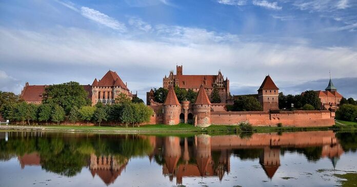 El castillo más grande de Europa también lo es del mundo