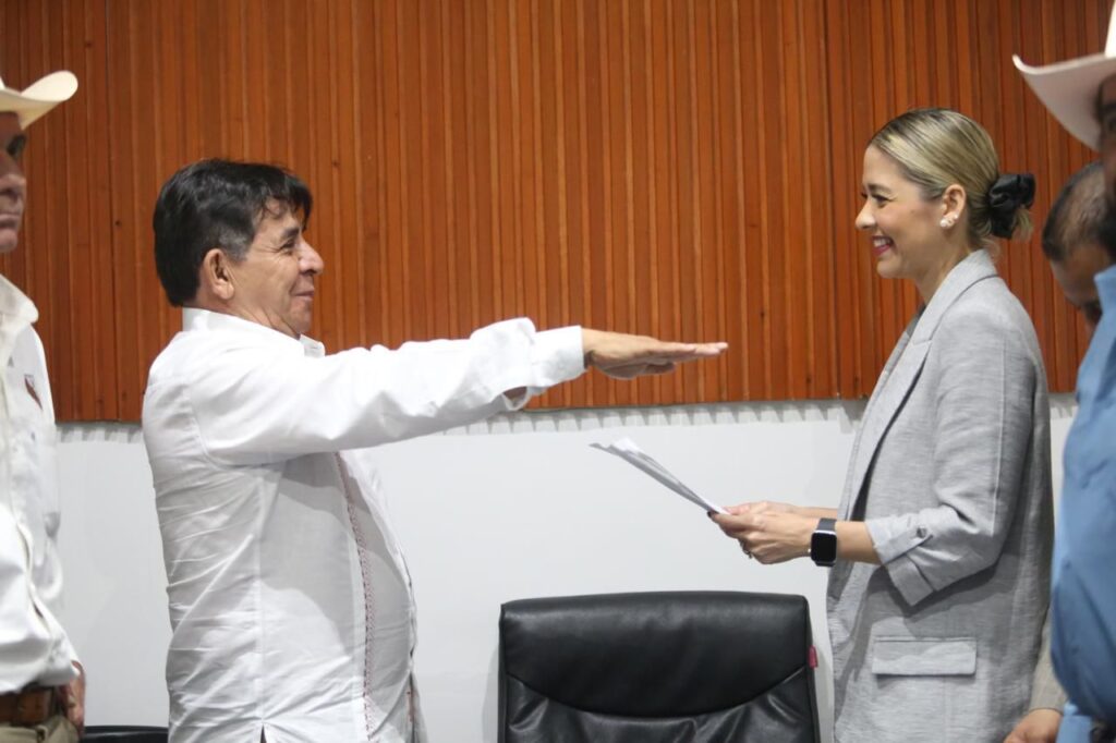 Estrella Palacios tomándole protesta a Jesús Ernesto Sandoval Landeros como el nuevo director general del Rastro TIF Mazatlán.