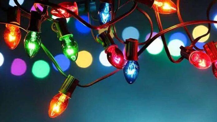 Hombre muere electrocutado mientras colocaba luces navideñas en lo alto de su casa