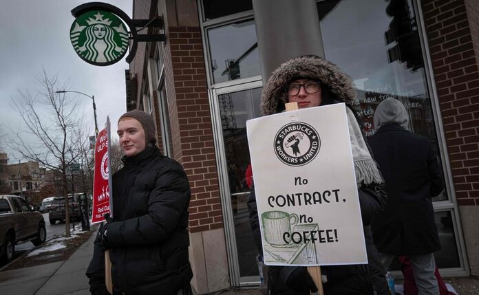 Huelga de Starbucks se extiende por quinto día; trabajadores luchan por derechos laborales y aumentos salariales  | El Universal