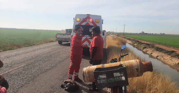 César sufre salida de camino y cae a un canal de Guasave; está lesionado