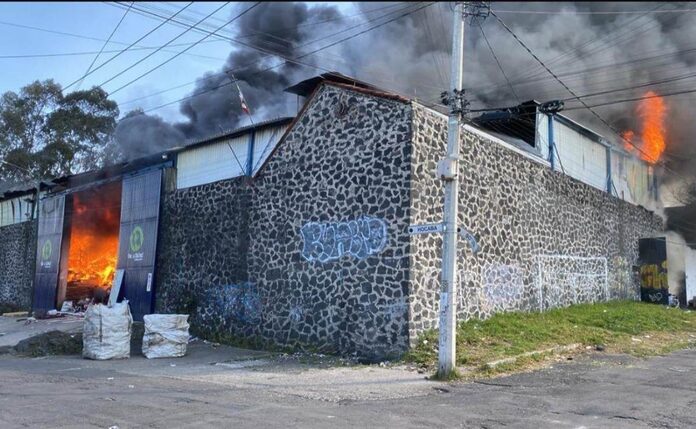 Se registra fuerte incendio en bodega recicladora de PET en faldas del Pico del Ajusco, Tlalpan; no se reportan lesionados | El Universal