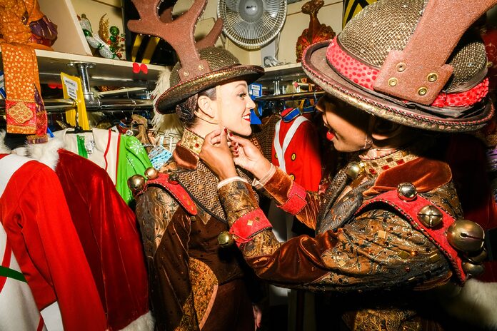 Cómo se preparan las Radio City Rockettes para bailar programas de 90 minutos durante toda la temporada navideña