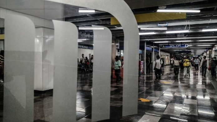 Abuelo resulta herido al intentar abrir las puertas del Metro