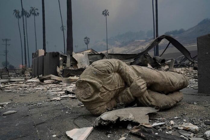 Por incendios en California, desalojan casa de Kamala Harris; la vicepresidenta de EU pide a residentes evacuar  de inmediato