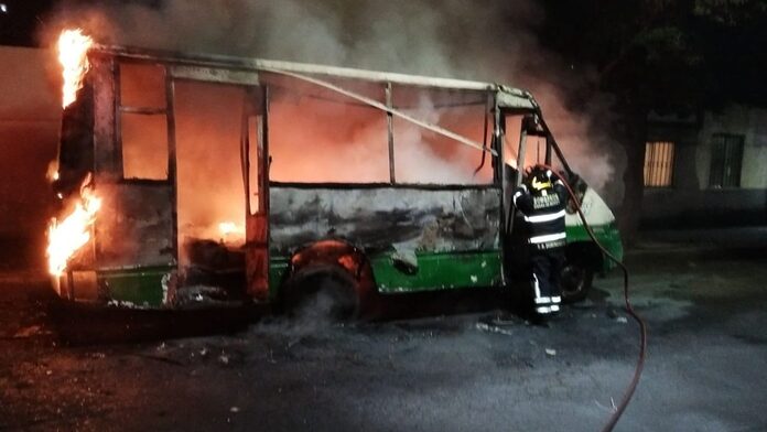 Fuerte incendio de minibús en la alcaldía de Azcapotzalco desencadena movilización de servicios de emergencia