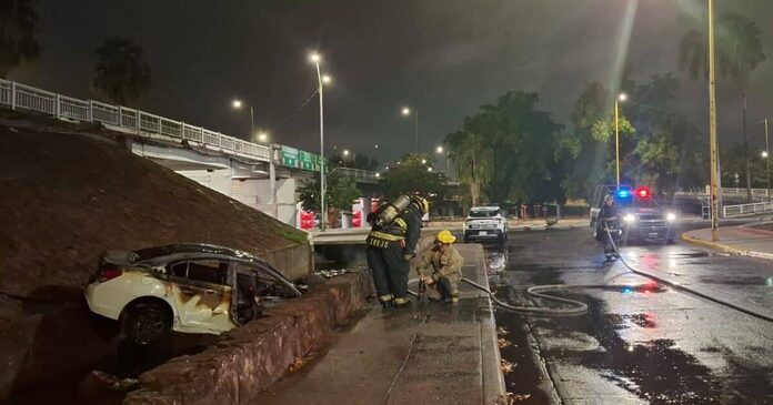 Tras perder el control del volante, caen de un puente y se incendia vehículo en Culiacán