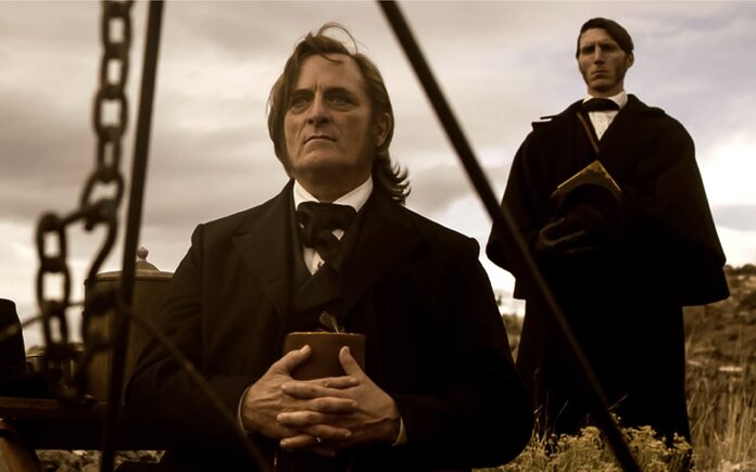 Kim Coates convierte a Brigham Young de <em data-eio=