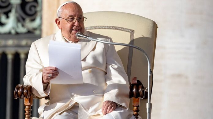 El Papa Francisco cae y sufre un hematoma en el brazo, pero sin fractura