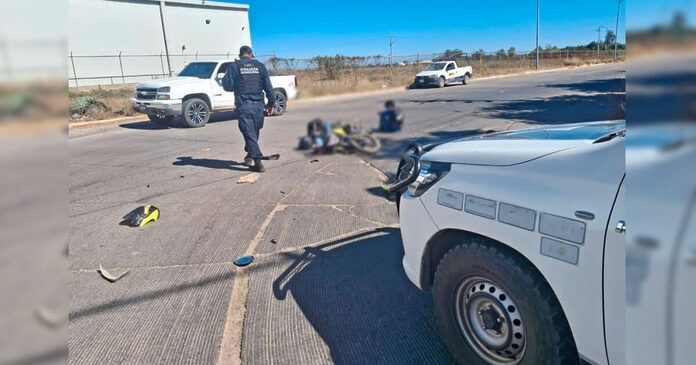 Choque entre motocicleta y camioneta deja dos lesionados en la zona industrial de Guasave