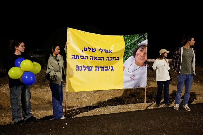 Tres rehenes liberadas ya están en Israel y son recibidas por sus madres