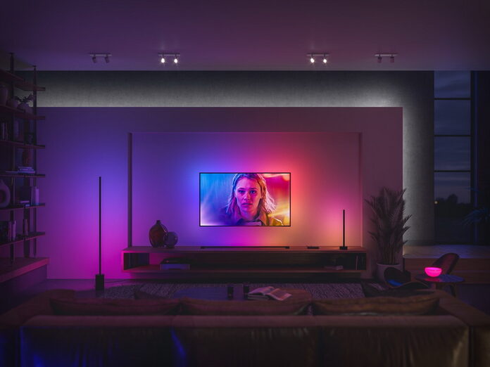 Philips Hue Play HDMI Sync Box 8K y tira de luz Hue Solo: tu televisor y la sala donde esté cobran una nueva dimensión – Review del Gadget Lab