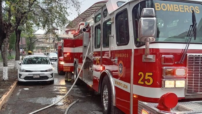 Evacuadas 1,200 personas por incendio en Plaza de Monterrey | VIDEO