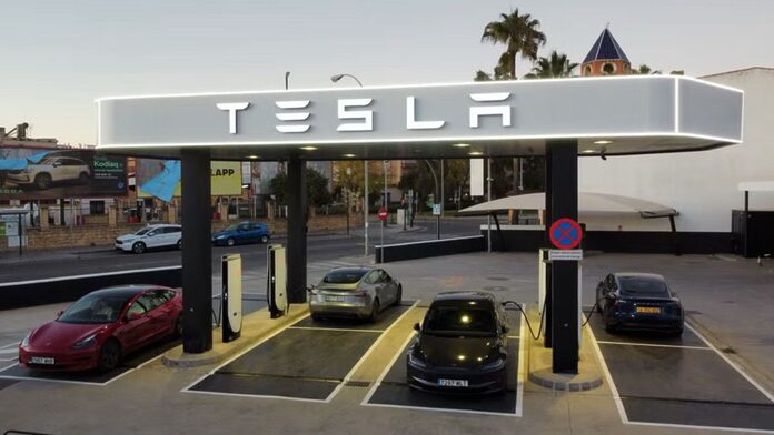 Tesla hace magia convirtiendo una antigua gasolinera en Supercharger