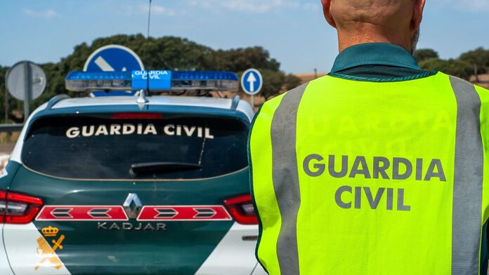 Solo un brazo para volante e intermitentes: así detuvo la Guardia Civil a un conductor de 85 años