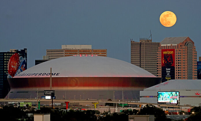 Luna dorada sobre el Superdome