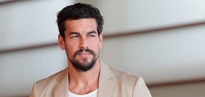 La historia de amor y superación de los padres de Mario Casas: «Vienen del barro»